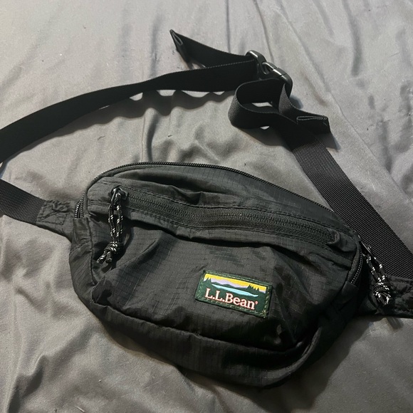 L.L. Bean Handbags - Vintage L.L Bean Funny Pack Black Waist Pack Travel Hiking Zipper Adjustable